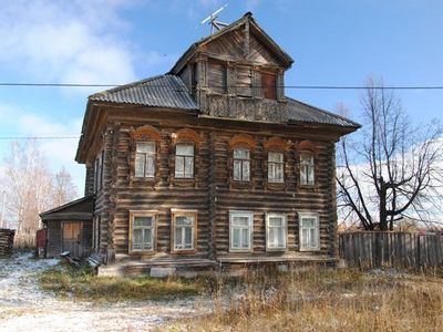 старый дом в Костромском крае  с резными наличниками